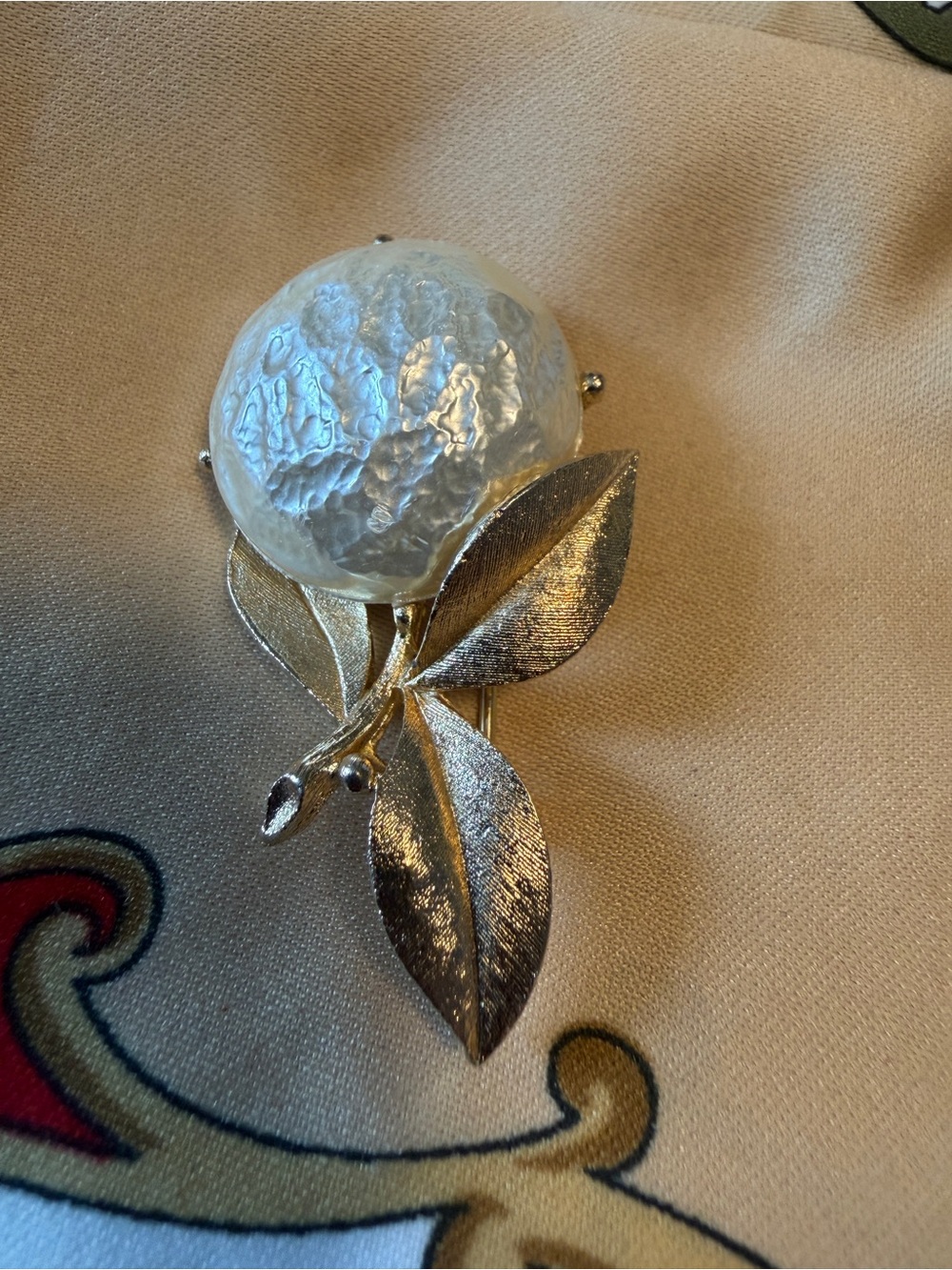Sarah Coventry vintage Faux pearl and gold-tone Textured Leaf Pattern brooch